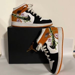 WHITE/BLACK-STARFISH AIR JORDAN 1 MID SE (GS)